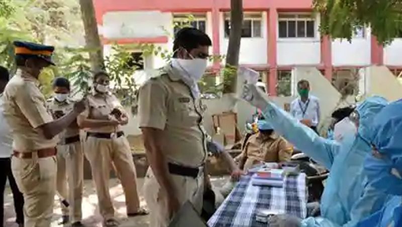 ಕ್ವಾರಂಟೈನ್ನಲ್ಲಿ ಪೊಲೀಸರು: ಲಾಕ್ಡೌನ್ ವೇಳ ಪೊಲೀಸರು 1500 ಕಿ. ಮೀಟರ್ ದೂರದಿಂದ ಆರೋಪಿಯನ್ನು ಬಂಧಿಸಿ ಕರೆ ತಂದಿದ್ದರು. ಹೀಗಿರುವಾಗ ಪೊಲೀಸರು ಕೊಲ್ಕತ್ತಾಗೆ ಎಂಟ್ರಿ ನೀಡಿದಾಗ ಕೊರೋನಾ ತಪಾಸಣೆ ನಡೆಸಿದ್ದಾರೆ ಹಾಗೂ ಐದು ದಿನ ಕ್ವಾರಂಟೈನ್ ಮಾಡಿದ್ದಾರೆ. ಬಳಿಕವೇ ಆರೋಪಿಯನ್ನು ಬಂಧಿಸಲಾಗಿದೆ.