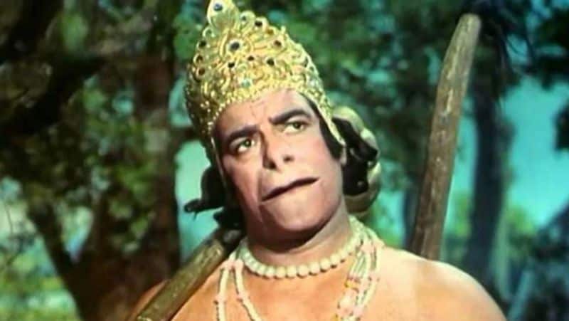 हनुमान और मगरमच्छ की लड़ाई वाले सीन को लेकर उन्होंने मजेदार किस्सा शेयर किया है। उन्होंने बताया- जब हनुमान जी स्नान करने जाते हैं, तब उनकी लड़ाई मगरमच्छ से होती है। इस सीन में कुछ हिस्से रियल हैं, जैसे कि जब मगरमच्छ तैरता है, लेकिन फाइट सीक्वेंस में फाइबर के बनाए मगरमच्छ का इस्तेमाल किया गया था।