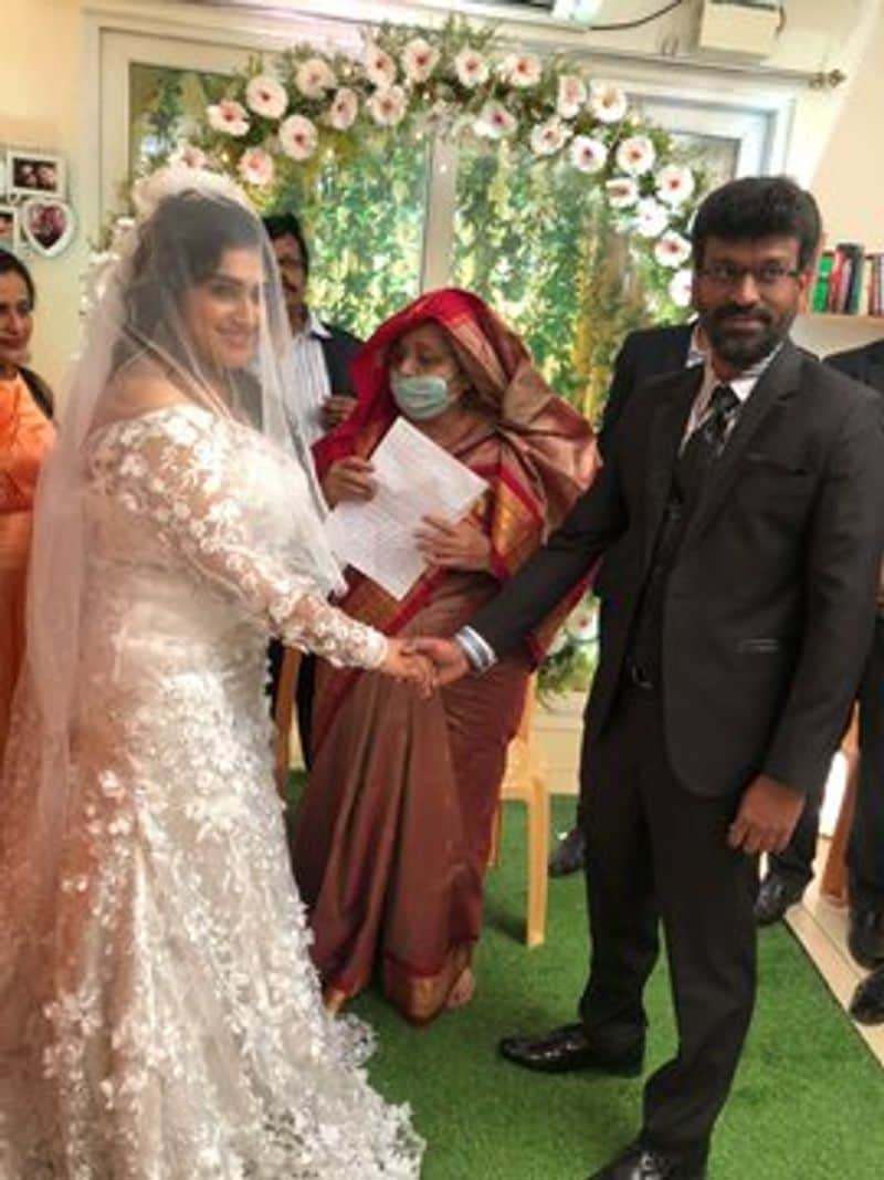 லாக்டவுன் நேரத்தில் யூ-டியூப் வீடியோக்களை எடிட் செய்யாமல் திண்டாடிய வனிதாவிற்கு பீட்டர் பால் உதவ, இருவருக்குமிடையே காதல் தீ பற்றிக்கொண்டது. 