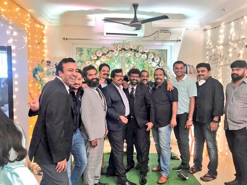 நண்பர்களுடன் உட்சக போஸ் கொடுக்கும் புது மாப்பிள்ளை பீட்டர் பால் 