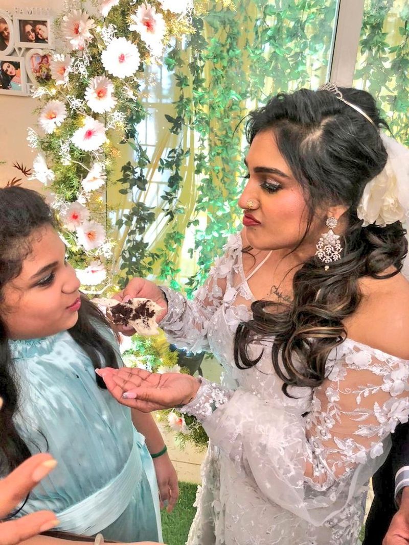 கொஞ்சு கொண்டே மகளுக்கு கேக் ஊட்டி விடும் வனிதா 
