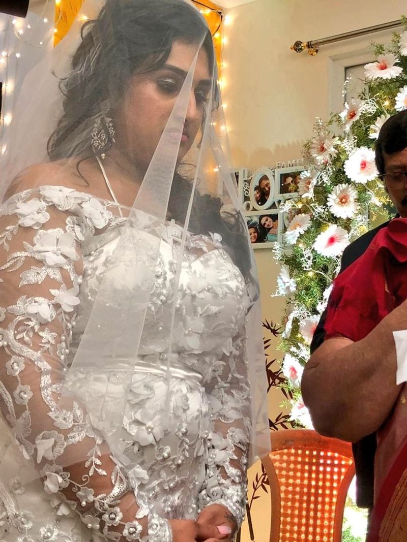 திருமண உடையில் வேகத்தில்... தலை குனிந்து நிற்கும் வனிதா 