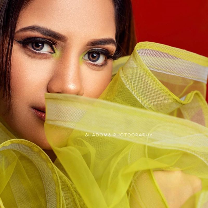 மஞ்சள் நிற உடையில் மயக்கும் பேரழகி 