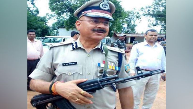 रेखा और शुभांकर की शादी 15 फरवरी, 2016 को रांची में बड़ी धूमधाम से हुई थी। शादी के बाद वे पति और सास-ससुर के साथ जमशेदपुर सर्किट हाउस के समीप केडी अपार्टमेंट में फ्लैट नंबर 118 और 121 में रहने लगी थीं। रेखा ने शिकायत में बताया कि शादी के दूसर दिन ही उन्हें पति के गे होने का पता चल गया था। इस बारे में जब सास-ससुर को बताया गया, तो उनका बर्ताव सामान्य था। उन्हें इस बारे में पता था। वे शुभांकर का इलाज कराने की बात करते रहे। (तस्वीर पूर्व डीजीपी डीके पांडेय)
