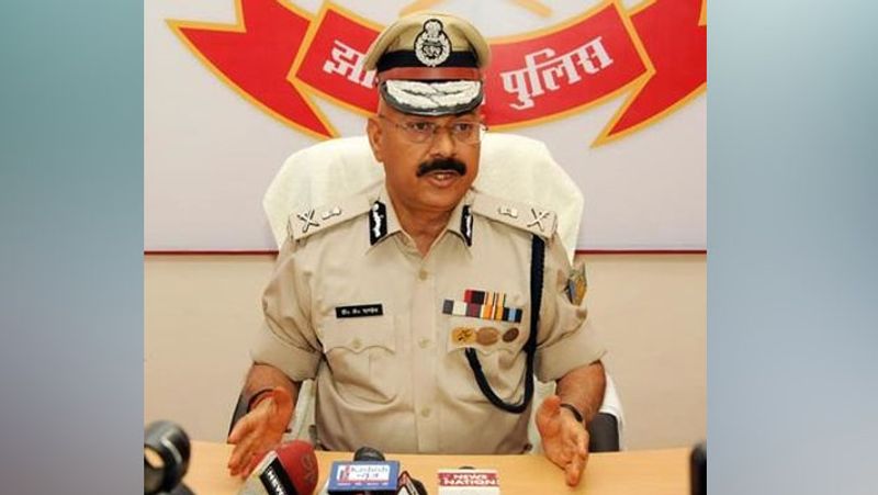 रेखा ने कहा कि उन्होंने तीन साल तक इंतजार किया कि शायद शुभांकर में कुछ बदलाव आए। बहू ने कहा कि उनके पति, ससुर और सास दूसरों से संबंध बनाने को विवश करने लगे, तो उनसे रहा नहीं गया और वे मायके आ गईं। एक बार घर में अकेली होने पर ससुर ने उनसे संबंध बनाने को कहा था। (तस्वीर पूर्व डीजीपी डीके पांडेय)