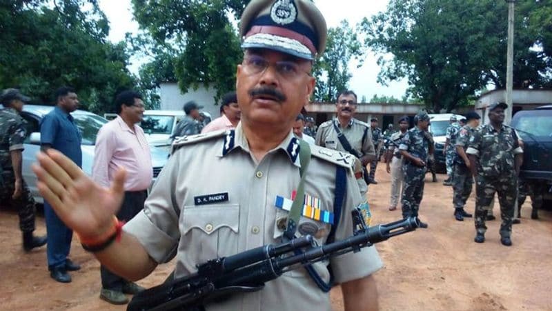 रेखा ने कहा कि कई बार उनके मन में सुसाइड का ख्याल आया। सास बात को टालने अकसर कहती थीं कि वो अपने एनजीओ में ध्यान दे। बता दें कि पांडेय पर पत्नी के नाम पर गलत तरीके से जमीन खरीदने और उस पर मकान बनवाने का भी आरोप लगा था।