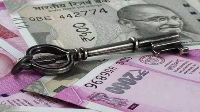 घर बैठे कर सकते हैं क्लेम
अगर आप भी आर्थिक परेशानी के दौर से गुजर रहे हैं और पीएफ अकाउंट होल्डर हैं, तो घर बैठे पीएफ अकाउंट से पैसे निकाल सकते हैं। इसके लिए अब दिन कम ही बचे हैं। इसलिए पैसा निकालना चाहते हैं तो ऑनलाइन क्लेम कर सकते हैं। 