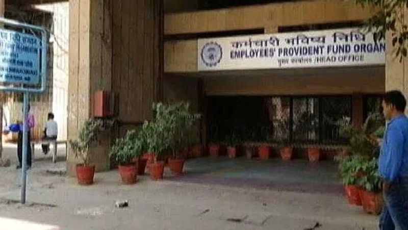 किसी दस्तावेज की जरूरत नहीं
पीएफ अकाउंट में जमा राशि में कर्मचारी और नियोक्ता, दोनों की हिस्सेदारी होती है। इसमें जो राशि जमा होती है, उस पर ब्याज भी मिलता है। पीएफ से रकम एडवांस लेने के लिए कर्मचारी को अलग से कोई दस्तावेज या सर्टिफिकेट दिखाने की जरूरत नहीं होती। 