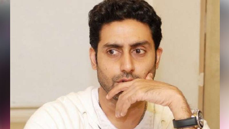 এমনই সময় একটি ছবি কেমন চলছে পর্দায় তা জানার জন্য প্রেক্ষাগৃহে গিয়েছিলেন অভিষেক বচ্চন। ছবি শেষ হতেই ঘটে বিপত্তি।