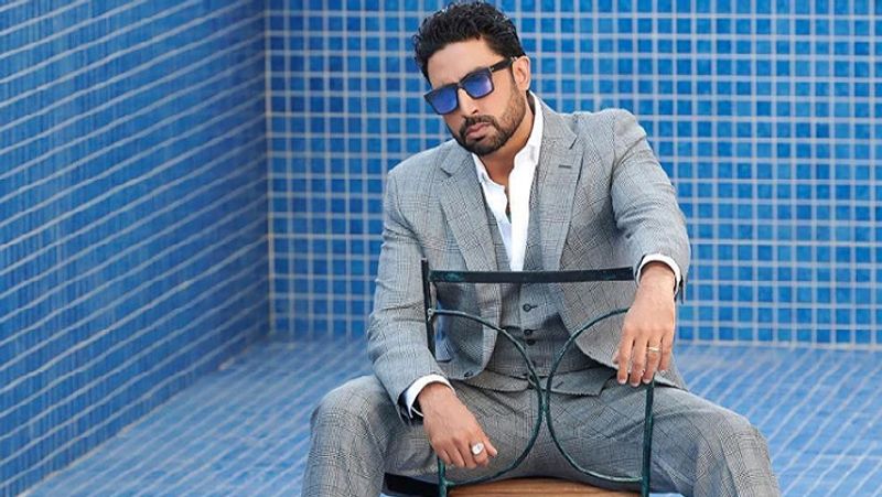 বরং একের পর এক ফ্লপ ছবি রয়েছে তাঁর ঝুলিতে। একটানা এগারোটা ছবি অভিষেক বচ্চনের ফ্লপ হতে থাকে। এক কথায় তখন ভেঙে পড়েছিলেন অভিষেক।