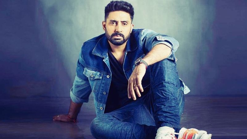 তবে অভিষেকের ক্ষেত্রে ঠিক এই বিষয়টা খাটে না। বলিউডে বহু ব্লকবাস্টার ছবি তিনি উপহার দিলেও, পরবর্তীতে সুপারস্টারের তকমা তিনি পাননি।