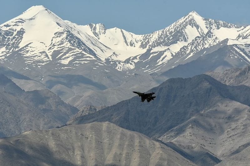 पूर्वी लद्दाख में वायुसेना ने तैनात किए विमान
आकाश मिसाइल के अलावा भारत ने पूर्वी लद्दाख में कई लड़ाकू विमानों को तैनात कर दिया है। ये चीन की हरकत का जवाब देने में सक्षम हैं। मई के पहले हफ्ते में सेना ने सुखोई-30 तैनात किए थे। अब चिनूक और अपाचे हेलिकॉप्टर भी तैनात किए गए हैं। ये चीन की हरकत पर नजर बनाए हुए हैं। 