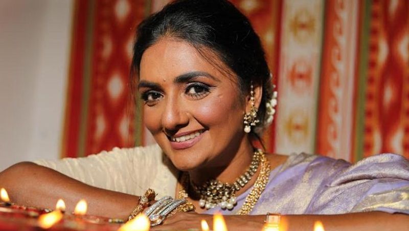 তিনি আরও জানিয়েছন, অক্ষয় আমার ভাল বন্ধু। আমি ওর সম্বন্ধে কোনও অভিযোগ করছি না। তবে এটা সবাইকে বলতে চাই, কারোর গায়ের রং নিয়ে রসিকতা করলে তার কতটা আঘাত লাগে, সেটা বুঝতে হবে।