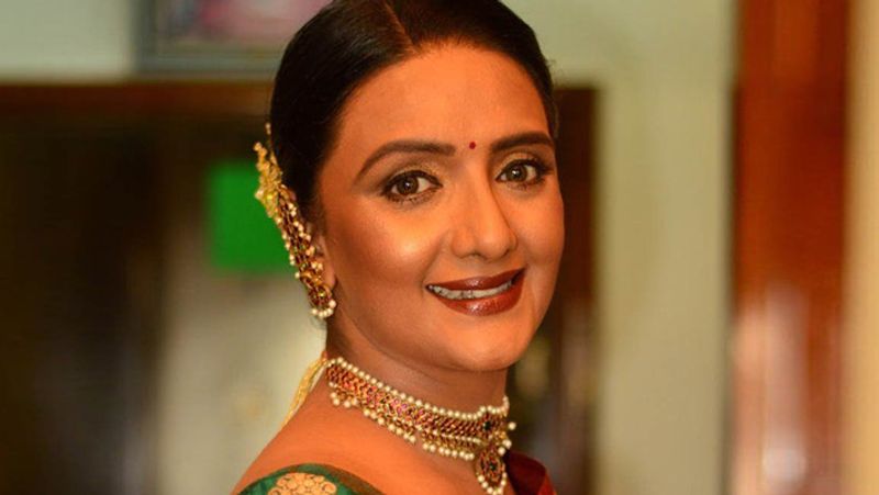 কিছুদিন পর থেকেই ছবি ফ্লপ হতে থাকে শান্তিপ্রিয়ার এবং কেরিয়ারও নষ্ট হয়ে যায়।