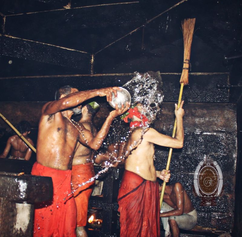 ಕೃಷ್ಣಮಠದಲ್ಲಿ ಉದ್ವರ್ತನೆಯ ದೃಶ್ಯ
