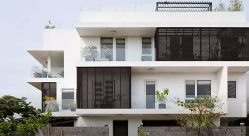 வெள்ளை நிற பெயிண்ட் செய்து... பார்க்கவே செம்ம ஸ்டைலிஷாக இருக்கிறது நடிகை ரேவதியின் வீடு... வெளிப்புற அழகை பார்த்தாச்சு வாங்க உள்ளே போகலாம்... 