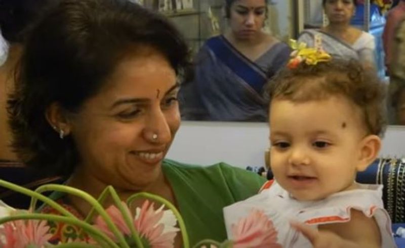 இந்த அழகிய வீட்டில் தான் தன்னுடைய மகள் மஹீயுடன் வசித்து வருகிறார் ரேவதி