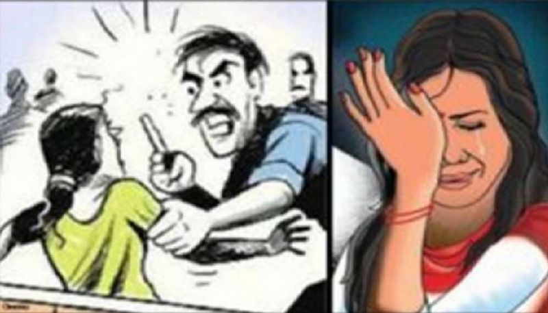 बहू की सास-ससुर से भी किसी न किसी बात को लेकर कहासुनी चलती रहती थी। जिससे मानसिक प्रताड़ना से परेशान होकर दुर्गेश ने परिजनों को फेसबुक मैसेंजर पर सुसाइड नोट भेज कर आत्महत्या कर ली।
