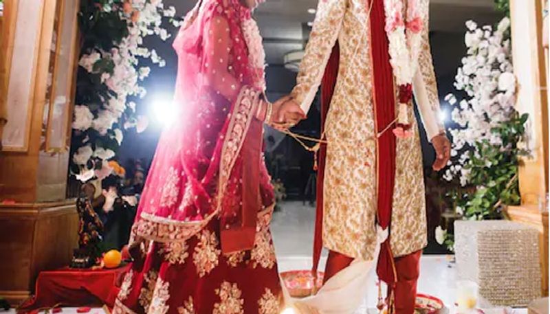 गोविन्द नगर थाना क्षेत्र के सी-ब्लॉक के रहने वाले देवांश गुप्ता दूध का कारोबार करते हैं। देवांश की शादी 2012 में दुर्गेश यादव (लड़की) से हुई थी। दोनों के तीन बच्चे भी हैं। परिवार के लोगों के मुताबिक पति-पत्नी के बीच आए दिन किसी न किसी बात को लेकर विवाद हुआ करता था।