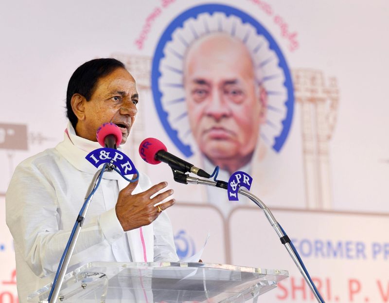 ఇదంతా ఒకెత్తయితే.... కేసీఆర్ కనబడడంలేదంటూ, తెలంగాణ ముఖ్యమంత్రి ఆరోగ్య పరిస్థితుల గురించిన సమాచారాన్ని తెలియజేయాలంటూ...గ్రేటర్ వరంగల్ కాంగ్రెస్ అధ్యక్షుడు కట్ల శ్రీనివాస్ బుధవారం హన్మకొండ పోలీస్ స్టేషన్లో ఫిర్యాదు చేశారు.