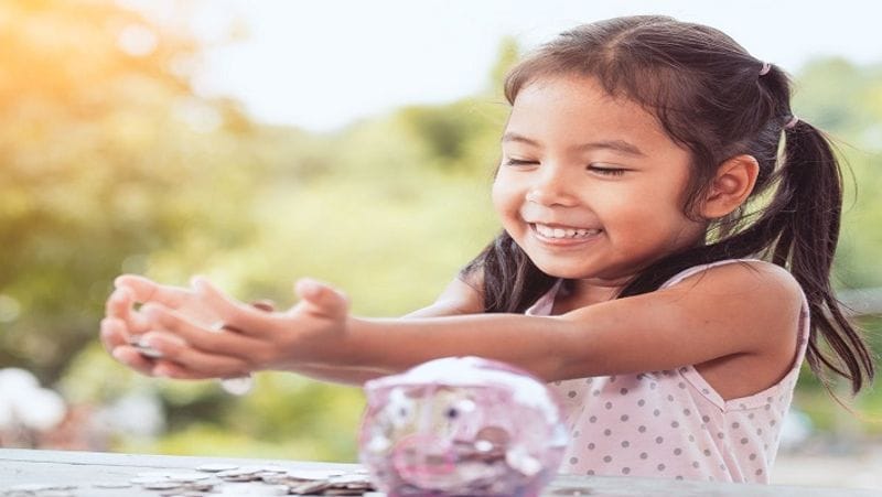 अकाउंट नहीं होगा डिफॉल्ट
पहले सुकन्या समृद्धि योजना में एक वित्त वर्ष में न्यूनतम 250 रुपए की रकम नहीं जमा करने पर अकाउंट डिफॉल्ट घोषित कर दिया जाता था। अब नए नियम के लागू होने पर ऐसा नहीं होगा। अब डिफॉल्ट अकाउंट में जमा रकम पर वही ब्याज मिलेगा, जो स्कीम में तय होगा।
