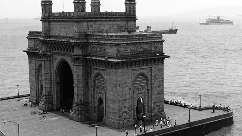 वर्ष, 1900 के आसपास गेट वे ऑफ इंडिया का दृश्य।
