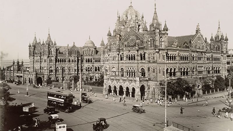 यह है छत्रपति शिवाजी महाराज टर्मिनस। इसे पहले विक्टोरिया टर्मिनस कहा जाता था। संक्षिप्त में इसे पहले वीटी और अब सीएसटी कहते हैं। यह भारत की वाणिज्यिक राजधानी मुंबई का ऐतिहासिक रेलवे-स्टेशन है। यह मध्य रेलवे का मुख्यालय भी है। आंकड़ों के अनुसार फोटाग्राफी के लिए यह स्टेशन ताजमहल के बाद भारत में सबसे अच्छा प्रतीक है। इसका निर्माण 1887 में महारानी विक्टोरिया की गोल्डन जुबली पर हुआ था। यह गोथिक और इस्लामी आर्किटेक्टचर का मिश्रण है। गोथिक मध्ययुगीन यूरोपीय वास्तु की एक शैली है। यह 12वीं शती के मध्य में फ्रांस में जन्मी थी।