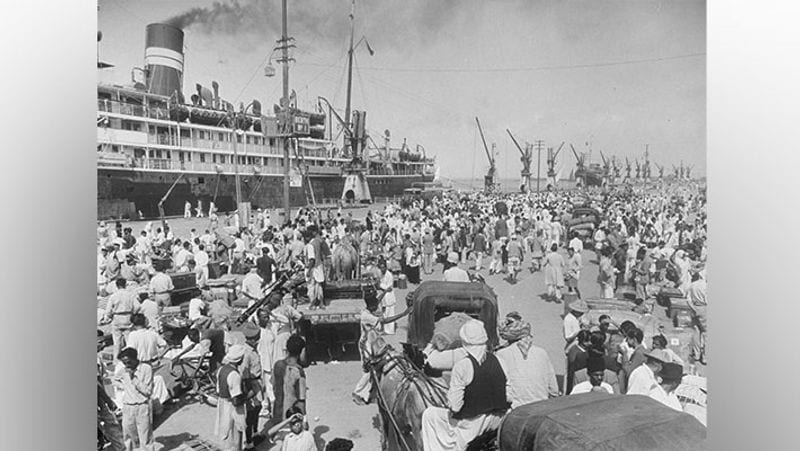 यह तस्वीर दिसंबर, 1947 की है। बंटवारे के बाद सुरक्षित जगहों पर जाते रिफ्यूजी।