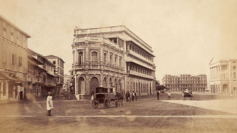 यह तस्वीर 1883 के आसपास की है। यह जगह है रामपार्ट रोड स्थित मैडोज स्ट्रीट।