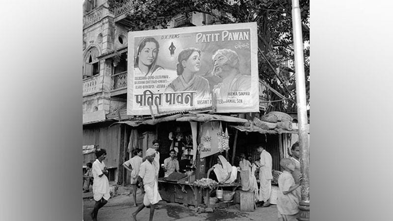 यह तस्वीर 1955 की है। एक स्ट्रीट में फिल्म पतित पावन का पोस्टर लगा हुआ।