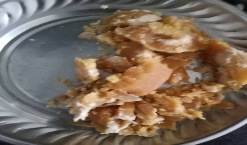 इसके बाद इमली का गूदा अलग कर लें। बीज को बाहर निकाल लें। 