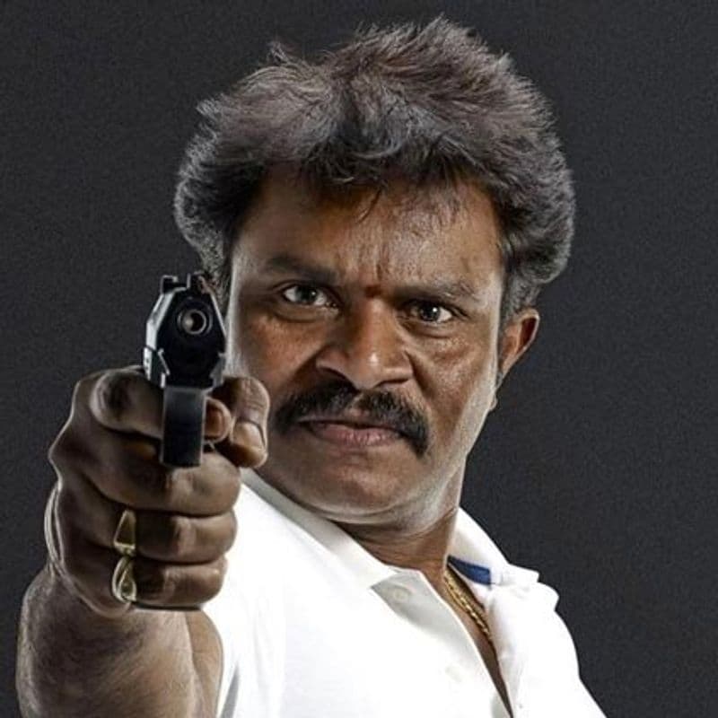 அந்த வகையில் தற்போது இயக்குனர் ஹரி, சாத்தான் குளம் சம்பவம் போல், இனி ஒரு சம்பவம் தமிழகத்தில் நடைபெறக்கூடாது. அதற்கு ஒரே வழி, சம்மந்தப்பட்டவர்கள் அனைவருக்கும் அதிக பட்ச தண்டனை வழங்குவதே... காவல் துறையில் உள்ள சிலரின் இந்த அது மீறல் காவல்துறையையே களங்கப்படுத்தியுள்ளது. காவல் துறையை பெருமை படுத்தி 5 படங்கள் எடுத்ததற்கு மிக மிக வேதனை படுகிறேன் என கடிதம் மூலம் தெரிவித்துள்ளார்.