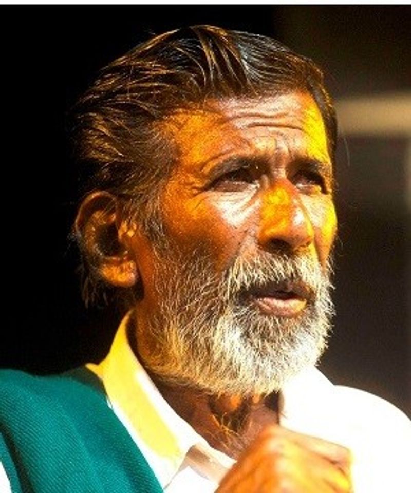 ಮಂಡ್ಯ ಜಿಲ್ಲೆ ಮಳವಳ್ಳಿ ತಾಲೂಕಿನ ದಾಸರದೊಡ್ಡಿ ಗ್ರಾಮದವರು ಕಾಮೇಗೌಡ. ತಂಡೆ ನೀಲಿ ವೆಂಕಟಗೌಡ. ತಾಯಿ ರಾಜಮ್ಮ.