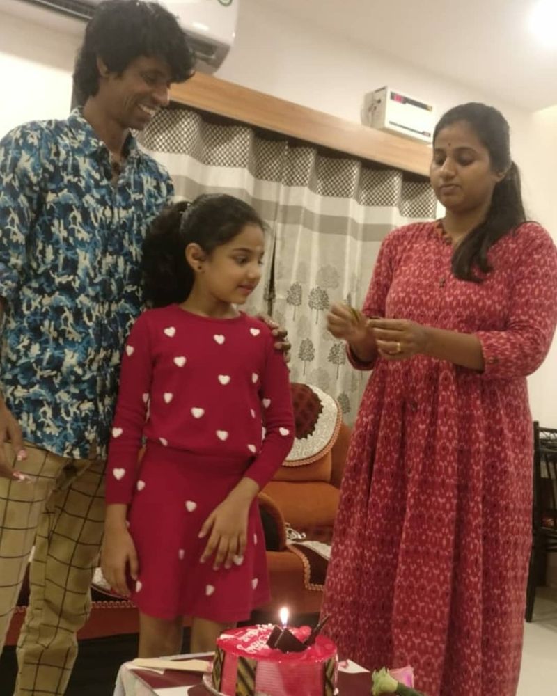 இந்நிலையில் கொட்டாச்சி நேற்று, தன்னுடைய பிறந்தநாளை மகள் மற்றும் மனைவியுடன் வீட்டிலேயே கேக் வெட்டி எளிமையாக கொண்டாடியுள்ளார்.