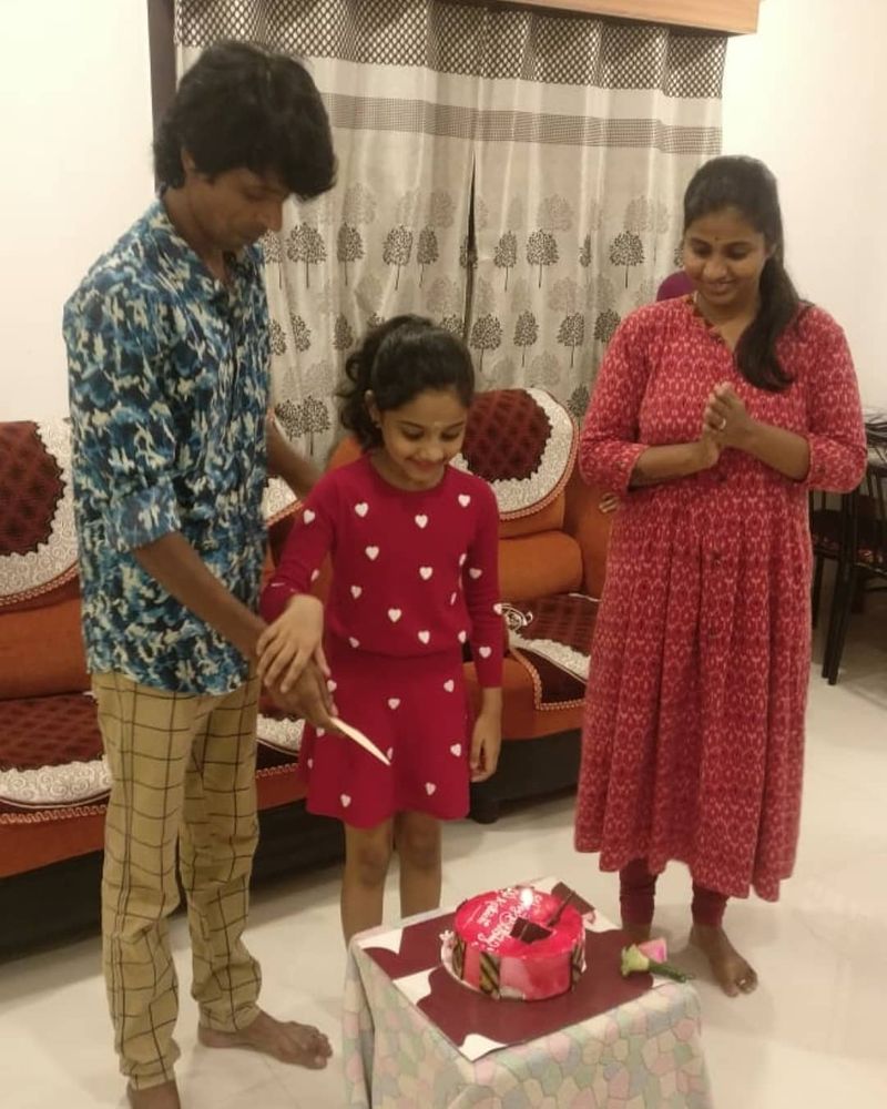 தந்தையுடன் சேர்ந்து கேக் வெட்டும் பேபி மானஸ்வி
