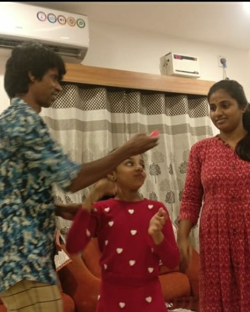 மனைவிக்கு கேக் ஊட்டி விடும் கொட்டாச்சி 