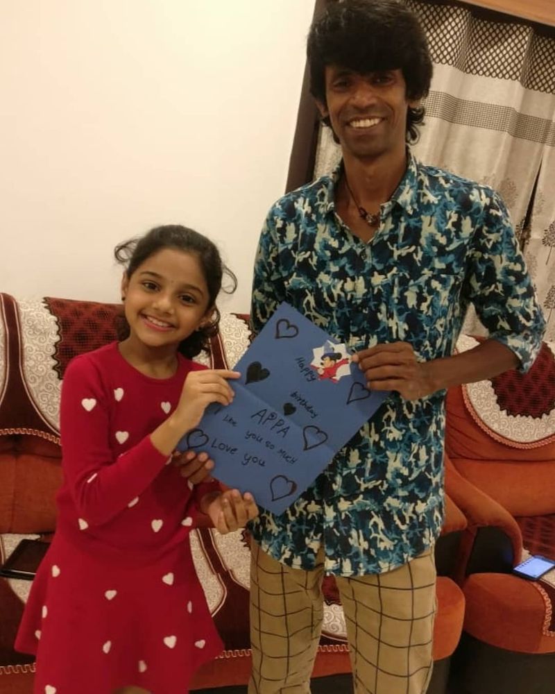தன்னுடைய தந்தைக்கு மானஸ்வி அவரே கைகளால் i love u appa என எழுதி கிரீட்டிங் கார்டு ஒன்றையும் பரிசளித்துள்ளார்.
