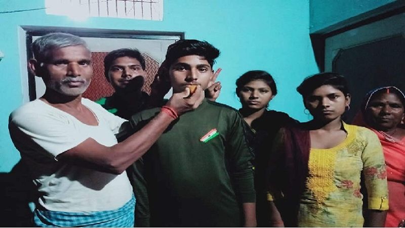 मुकेश मां रमदेई इंटर कॉलेज दौलतपुर शिवई प्रयागराज स्कूल में पढ़ते हैं। पिता पेशे से मजदूर हैं। अपने बेटों को अच्छा मुकाम देने के लिए काफी मेहनत करते हैं और मजदूरी से मिले पैसे से उन्होंने अपने दोनों बेटे के जीवन को संवार दिया है। 