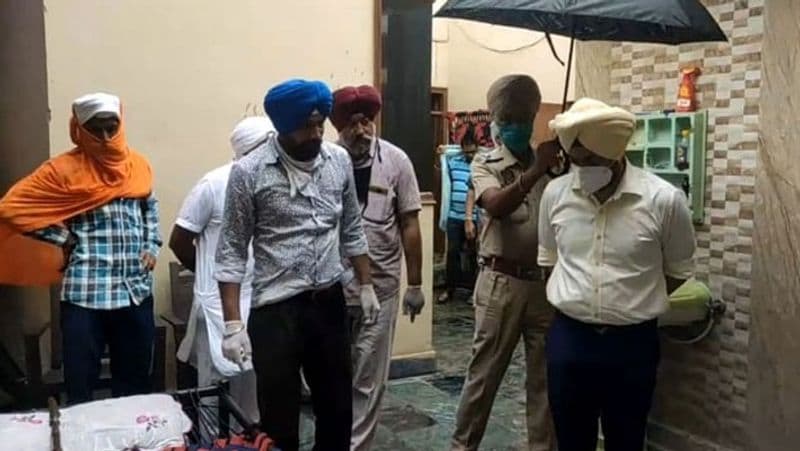 बृजलाल की पोती परी घटना के बाद से बेहद डरी हुई है। पुलिस को जानकारी देते समय उसकी जुबान लड़खड़ा रही थी। (घटनास्थल पर पुलिस अधिकारी)
