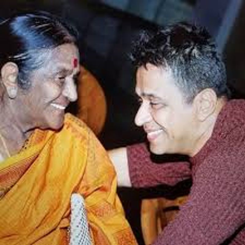 தன்னுடைய அம்மா மீது அதிக பாசம் கொண்டவர் நடிகர் அர்ஜுன் 