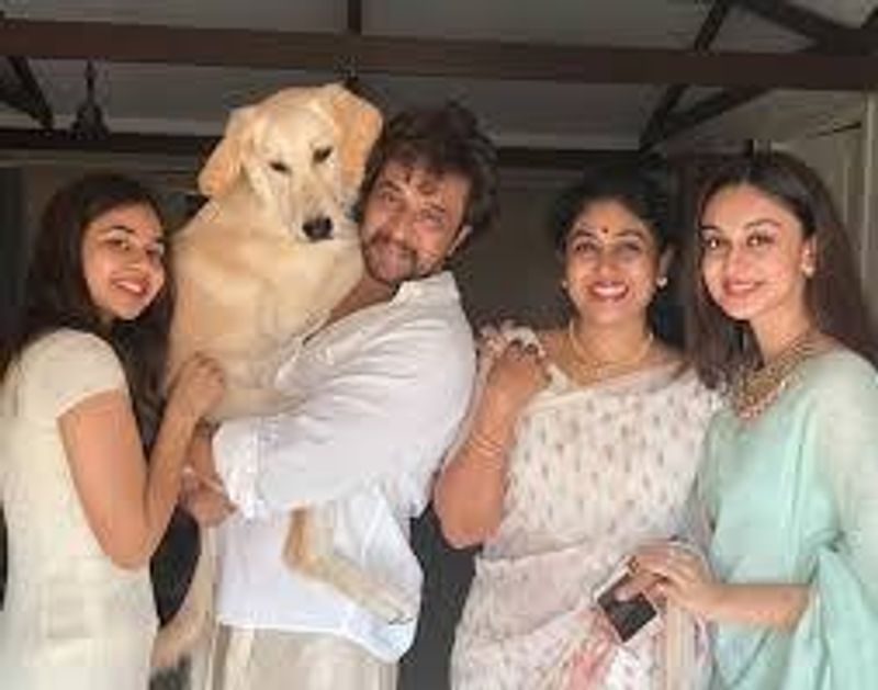 அர்ஜுனுக்கு செல்ல பிராணிகள் என்றால் அவ்வளவு இஷ்டம்... நாய் குட்டியை தூக்கி வைத்திருக்கும் போதே அது தெரியலையா