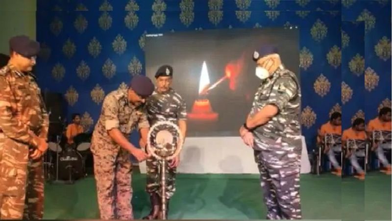 सीआरपीएफ कैंप में शहीदों के सम्मान में आयोजित कार्यक्रम में नाना पाटेकर आर्मी के वर्दी में नजर आए। इस दौरान उन्होंने दीप भी प्रज्वलित किया।
