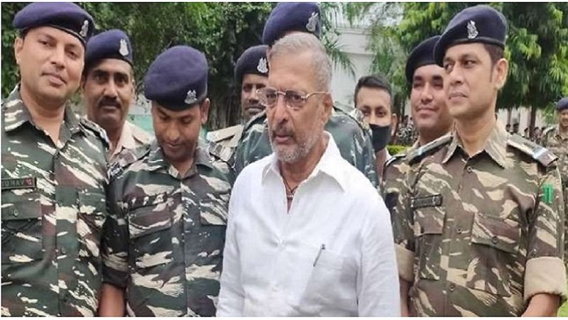 सुशांत के परिजनों से मिलने के बाद बॉलीवुड अभिनेता नाना पाटेकर सीधे एयरपोर्ट के लिए निकल पड़े। इस दौरान उन्होंने मीडिया से दूरी बनाए रखी। कैमरे के सामने उन्होंने सिर्फ ये कहा कि वे सुशांत के पिता से मिले।
