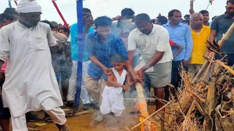 बता दें कि गलवन घाटी में शहीद हुए सहरसा जिले के आरण गांव के जवान कुंदन कुमार को शहीद के बड़े पुत्र रोशन कुमार (05) से मुखाग्नि दी थी।
