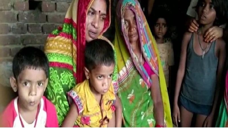 शहीद के पांच साल के मासूम पुत्र रोशन को यह अहसास ही नहीं था कि उसके पिता अब कभी उठकर उसे नहीं दुलारेंगे। मुखाग्नि की रस्म अदा करते वक्त वह फूट-फूट कर रो पड़ा था, चिल्लाने लगा पापा को आग मत लगाओ, जल जाएंगे...। वहीं खड़ा उसका चार साल का छोटा भाई राणा भी सुबक रहा था। यह दृश्य देख वहां मौजूद लोगों का कलेजा फटा जा रहा था।
