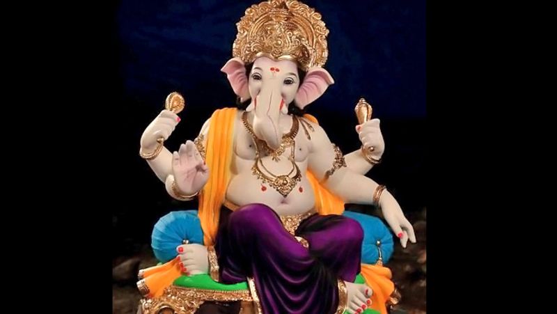 चौथा उपाय
घर में श्रीगणेश का चित्र इस प्रकार लगाएं कि उनका मुख घर के अंदर की ओर रहे। जब भी बाहर निकलें तो गणेशजी के दर्शन अवश्य करें।
