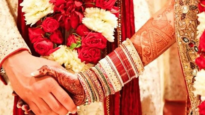 গ্রীসে, বর-কে বিয়ের আগে কনের বাড়ির পক্ষ থেকে সেভিং করিয়ে দেন। এর পরবরকে কনের মা মধু এবং বাদাম খাওয়ান। এর পরেই তাঁকে বাড়িতে ঢোকানো হয়।