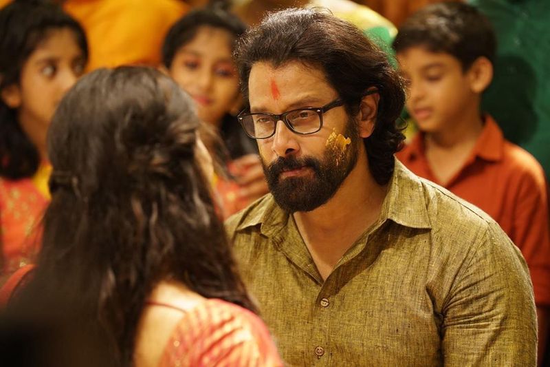 கோப்ரா படத்தில் விக்ரம் நடிக்கும் பல வேடங்களில் ஒரு வேடம் தான் இது கல்யாணம் செய்து கொள்ளும் காட்சி படக்குழுவினர் போட்டோ சுட செய்து வெளியிட்டன 