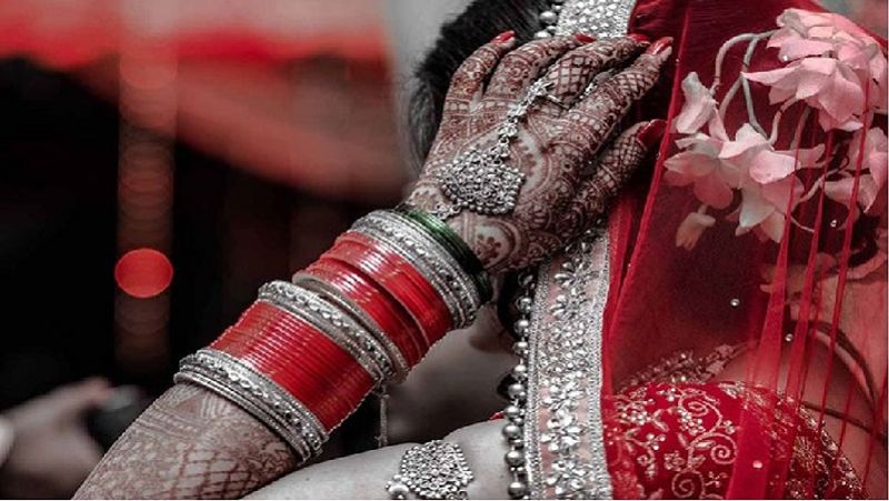 महिला से एकतरफा प्यार में पागल विपिन उससे बातचीत के मौके ढूंढ़ता रहता था। महिला की तरफ से इनकार किए जाने पर वह डिप्रेशन का शिकार हो गया।
