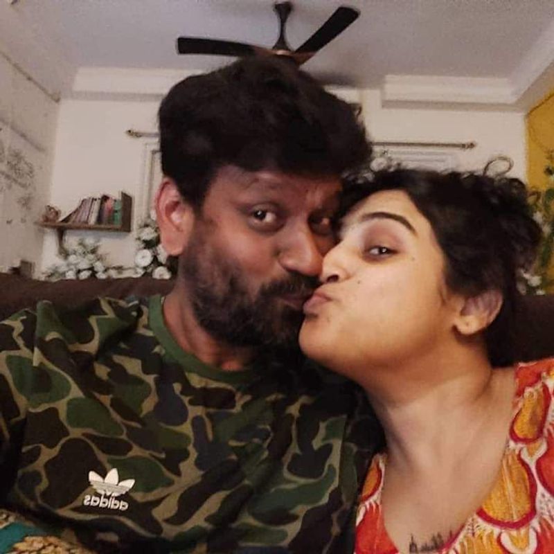 வனிதா வாழ்க்கையில் ஏன் இப்படி சோதனை மேல் சோதனை? என ரசிகர்கள் கலங்கி நிற்க. அவரோ கூலாக காதல் கணவருடன் படுக்கையறையில் முத்தம் கொடுக்கும் போட்டோ ஒன்றை வெளியிட்டார்.